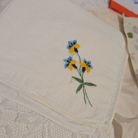 Vintage Handkerchief Lot 9 Mid Century White Floral Sheer Scalloped Hanky Bundle - Picture 7 of 13